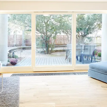 Lovely Lux Garden Flat Near Royal Park 바르샤바